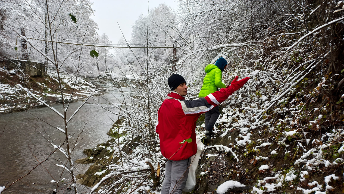 Волонтери займаються сміттєвим альпінізмом у Косові 10