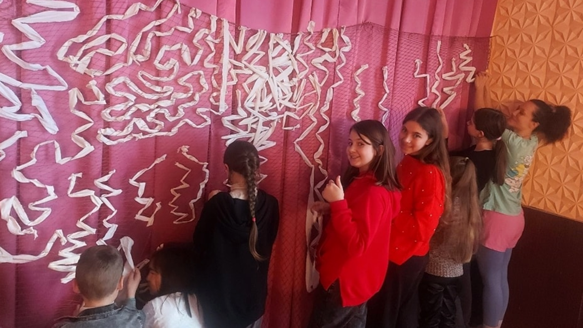 Молодь Городенківщини плете та передає маскувальні сітки на фронт 3