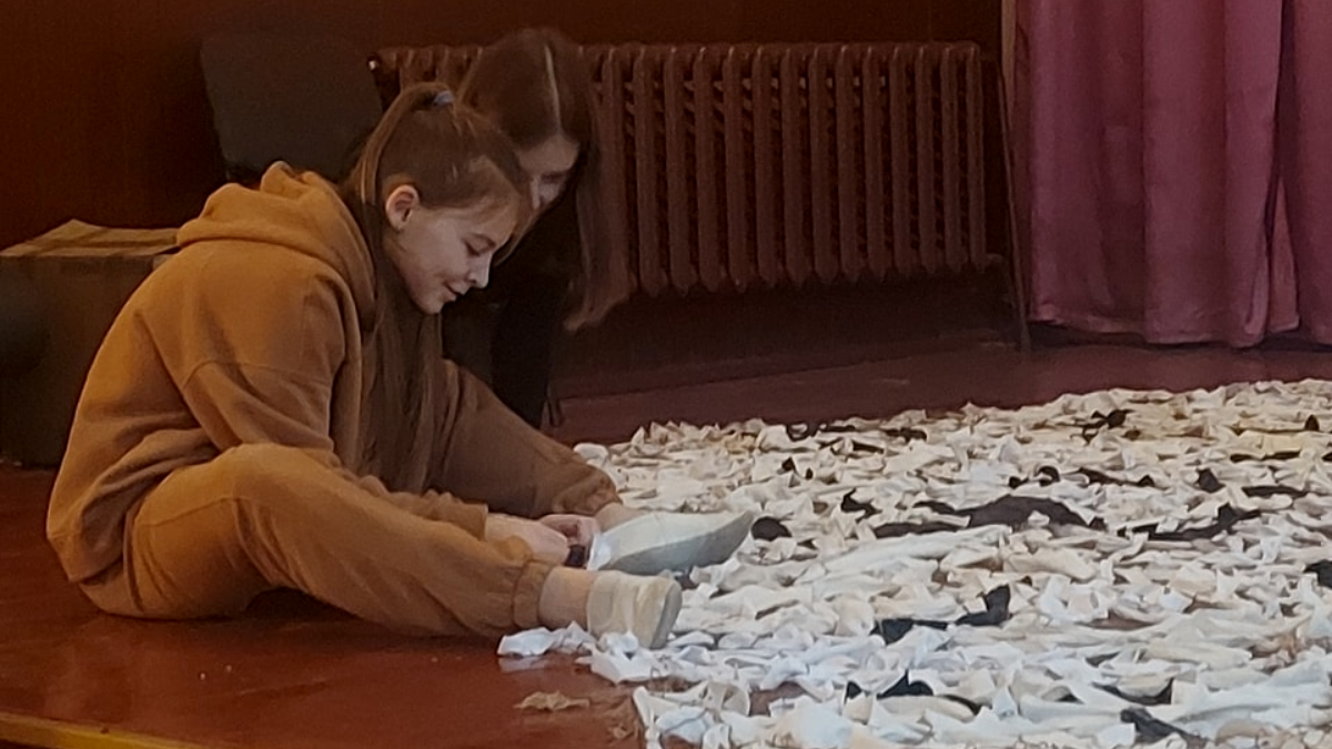 Молодь Городенківщини плете та передає маскувальні сітки на фронт 1