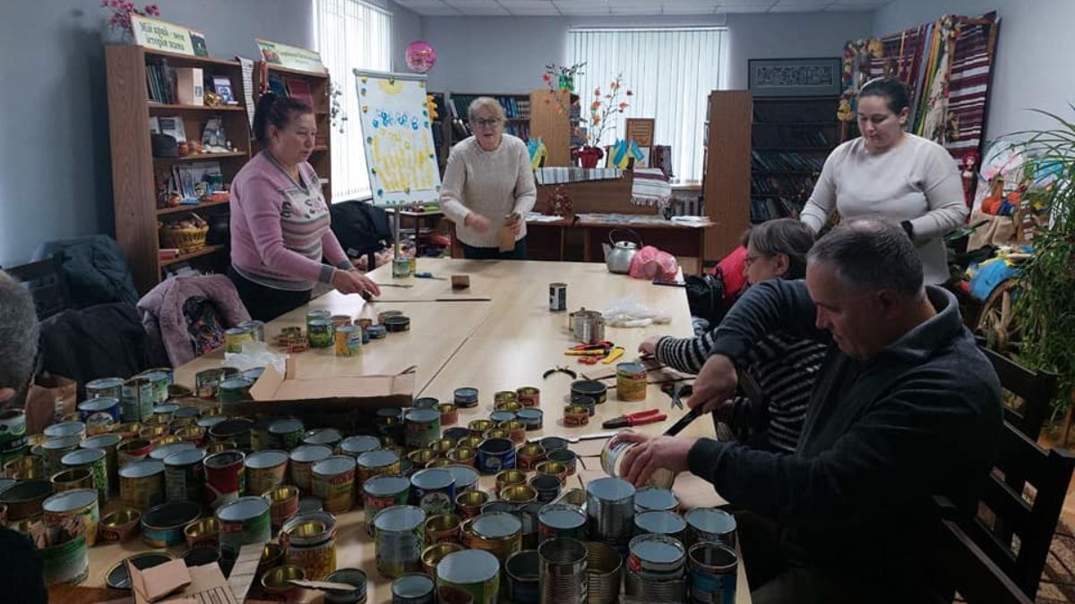 У Печеніжині виготовили 250 окопних свічок для військових 1