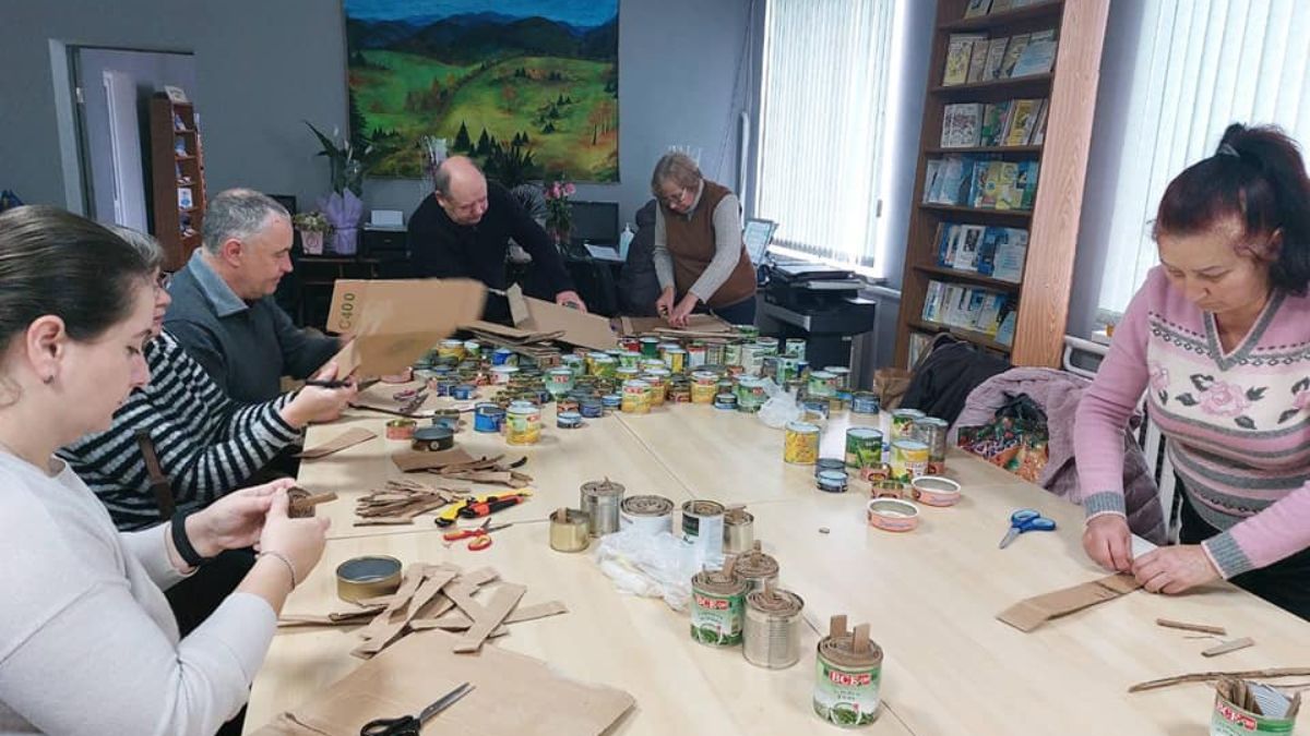 У Печеніжині виготовили 250 окопних свічок для військових 2