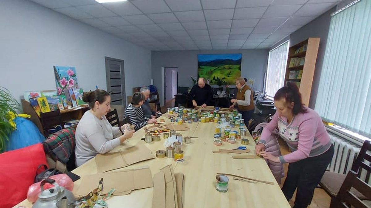 У Печеніжині виготовили 250 окопних свічок для військових 3