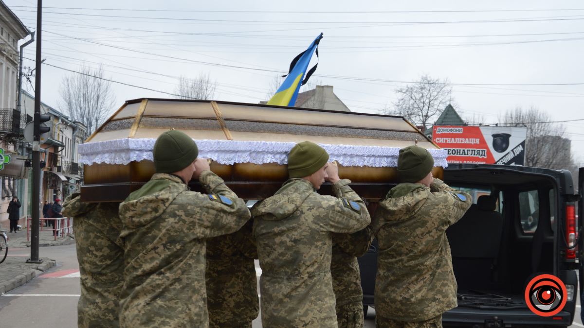 Коломия попрощалася з Героєм Олегом Анатійчуком 17
