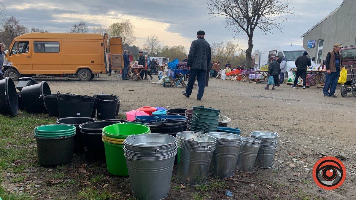 Норкова шєпка, кальоші та пиріжки з лівером | Що пропонують на базарі у Печеніжині 4