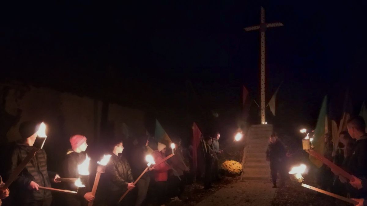 У Саджавці відбулася смолоскипна хода присвячена листопадовому чину
