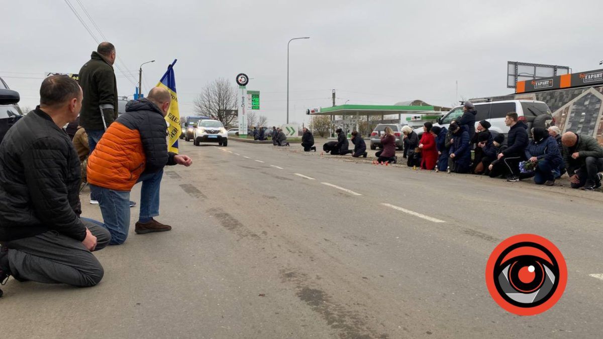 Коломияни навколішки зустріли загиблого Героя Андрія Сенюка 1