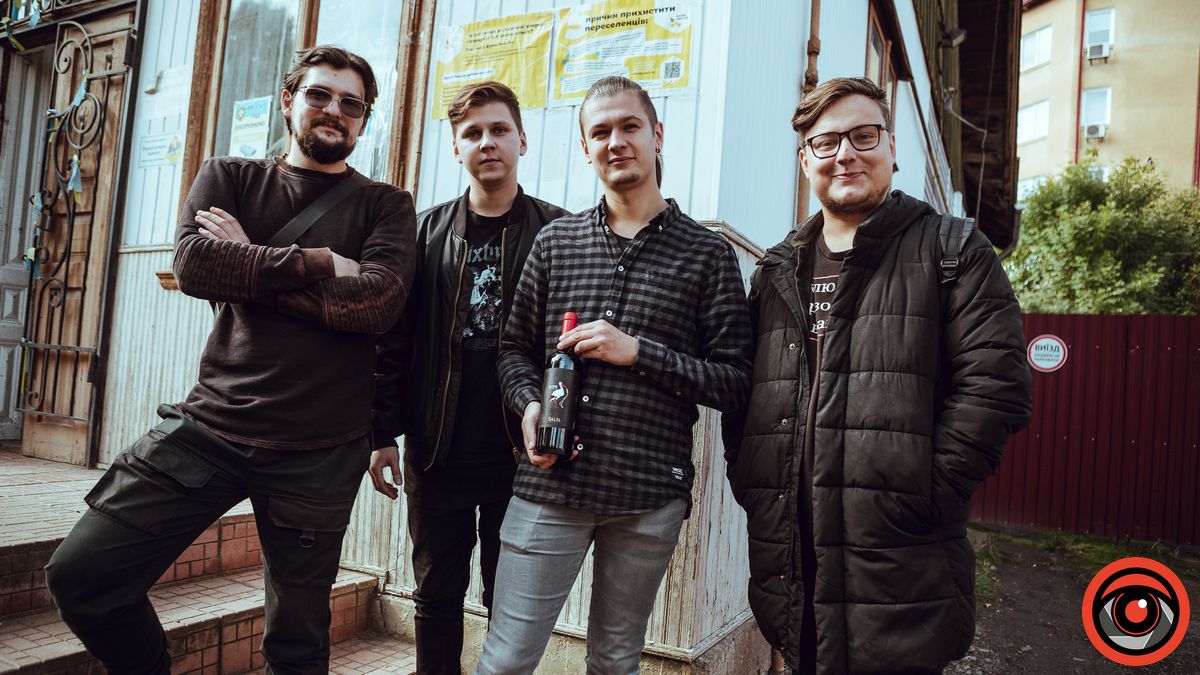 Коломийські переселенці отримали допомогу завдяки спеціальній серії вина із зображенням українського журавля