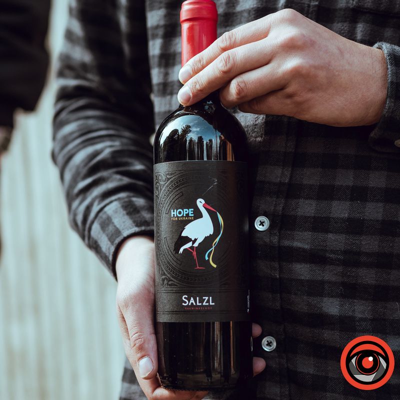 Коломийські переселенці отримали допомогу завдяки спеціальній серії вина із зображенням українського журавля 2