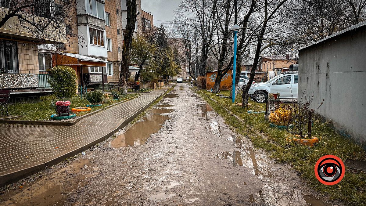 Не минайте: на прохання мешканців мер Коломиї пообіцяв зробити ремонт дороги і в їхньому дворику 7