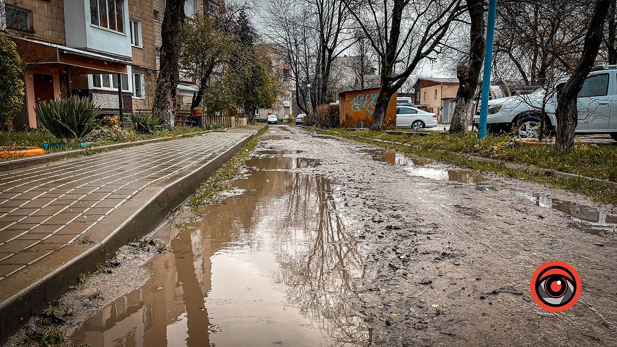 Після ремонту в мікрорайоні мешканці вул. Коновальця у Коломиї позбулися залишків єдиного тротуару 1