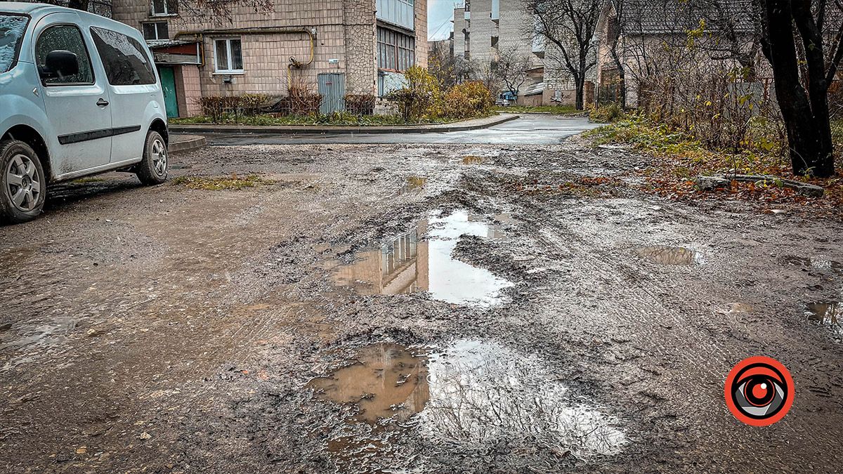 Після ремонту в мікрорайоні мешканці вул. Коновальця у Коломиї позбулися залишків єдиного тротуару 4