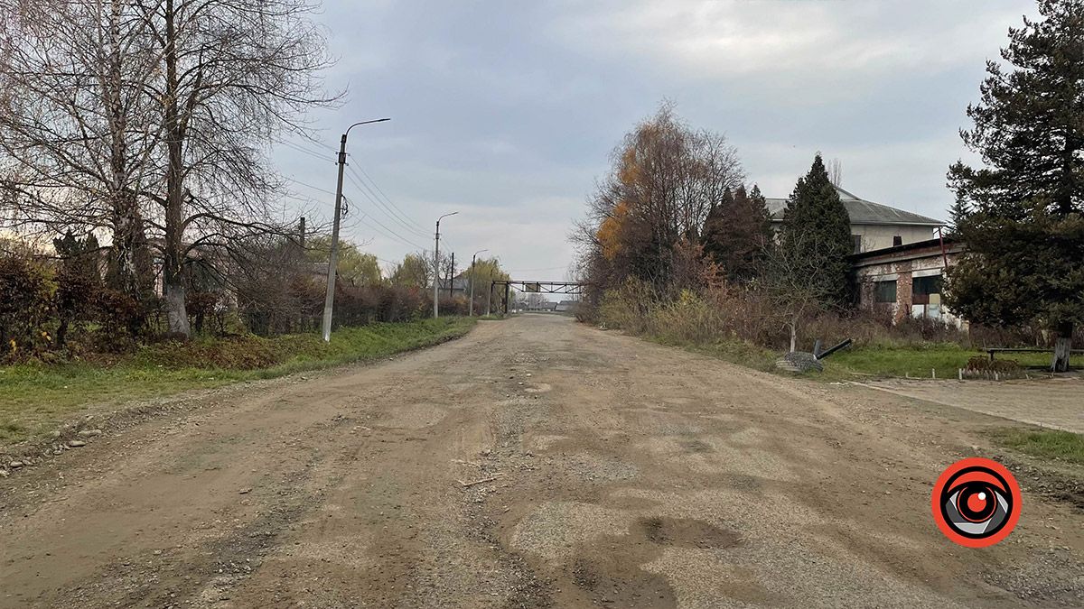 Навіть автобуси не їздять: жителі вул. Косачівська бідкаються через дорогу 5