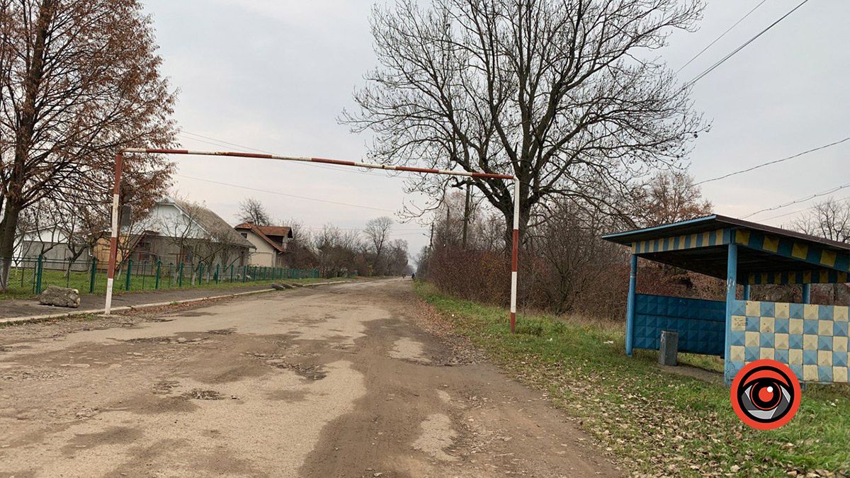 Навіть автобуси не їздять: жителі вул. Косачівська бідкаються через дорогу 6