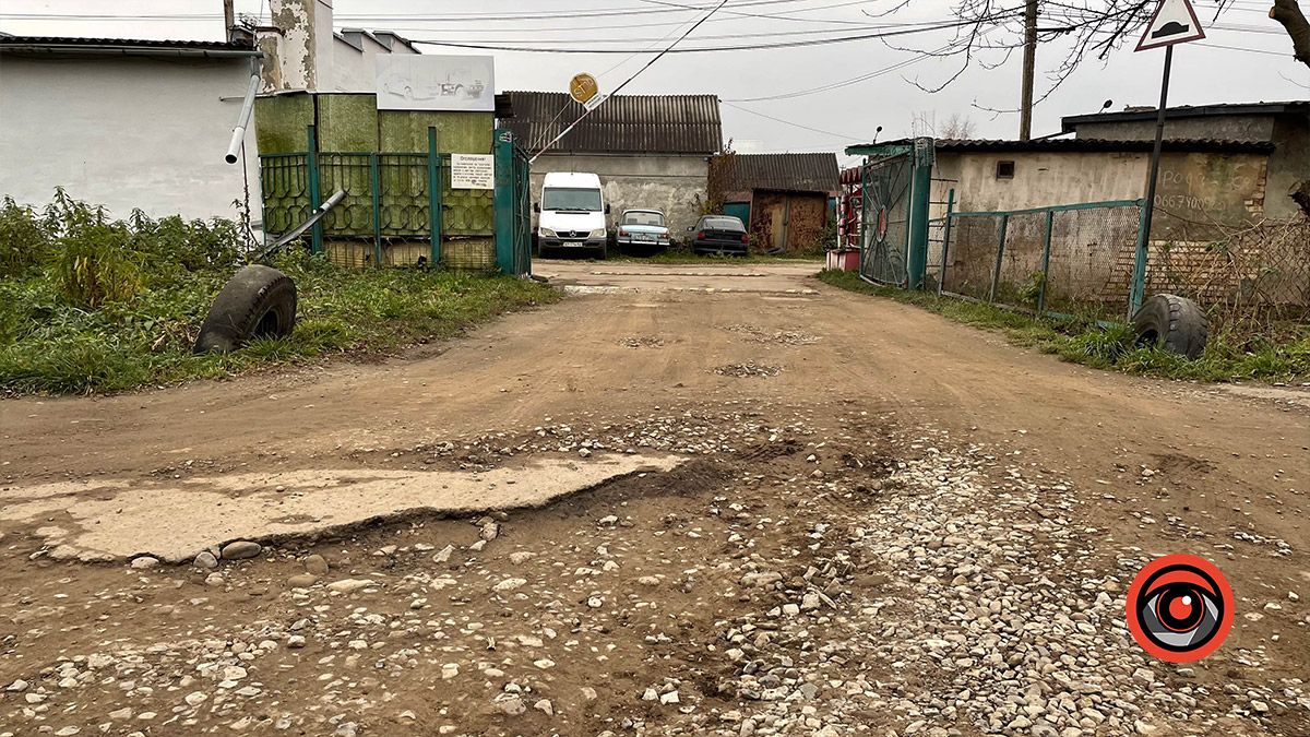 Навіть автобуси не їздять: жителі вул. Косачівська бідкаються через дорогу 4