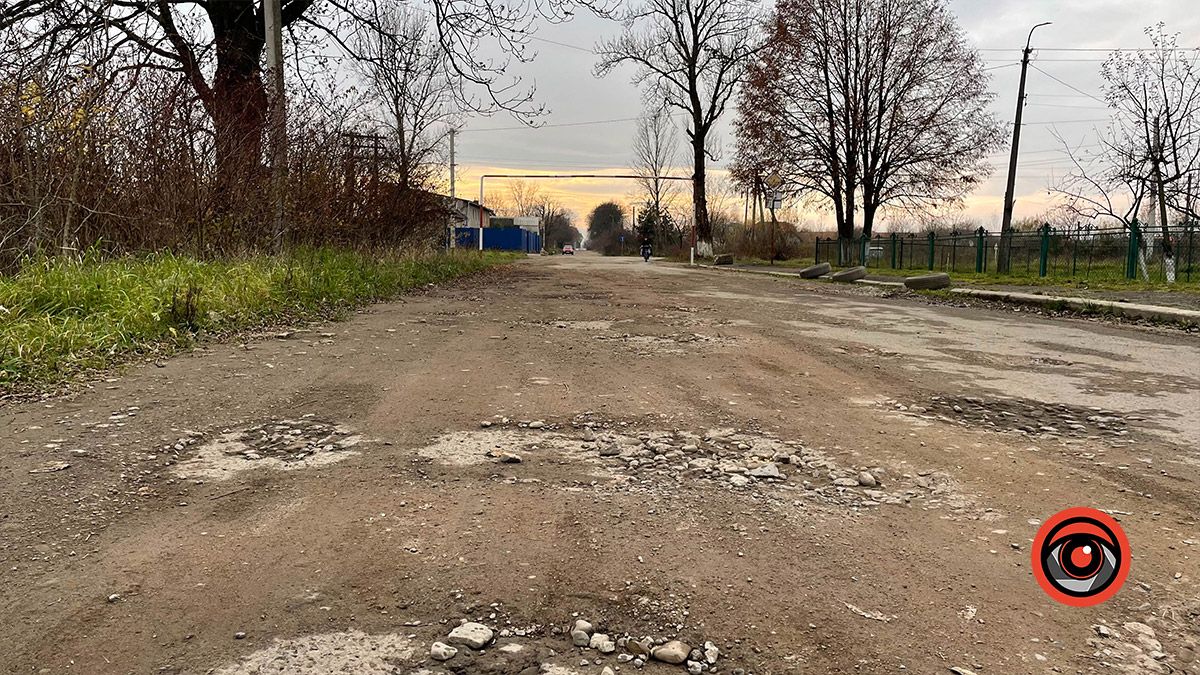 Навіть автобуси не їздять: жителі вул. Косачівська бідкаються через дорогу