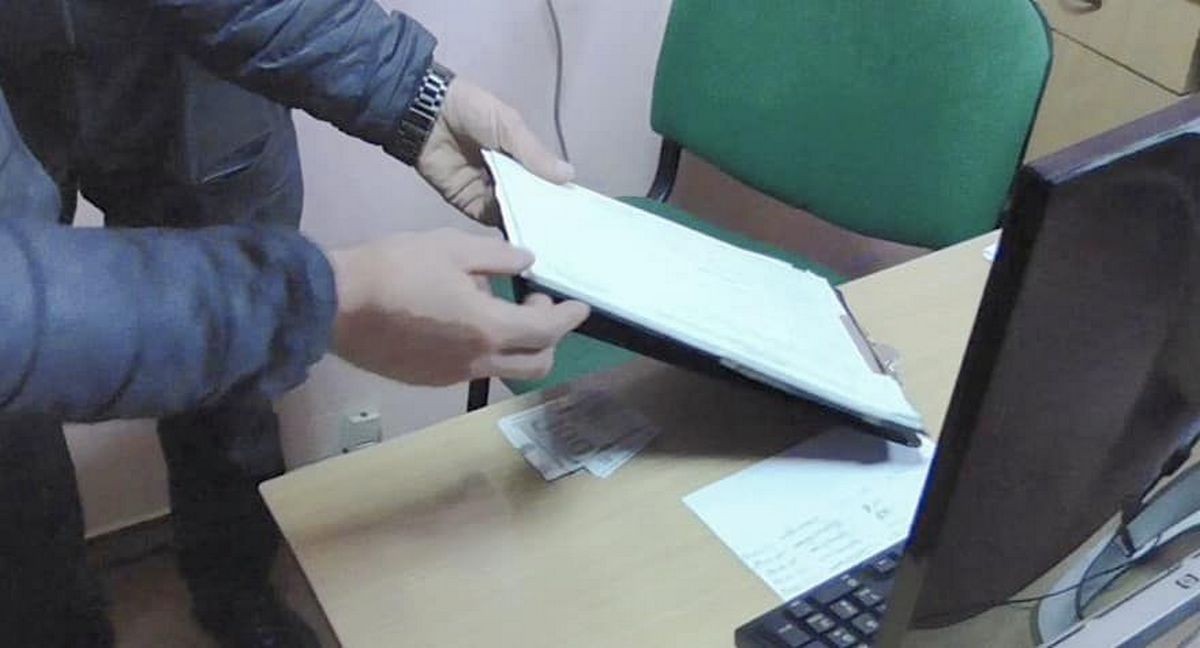 Прийшов у відділок і підсунув поліцейському хабар: мешканця Прикарпаття судитимуть 2