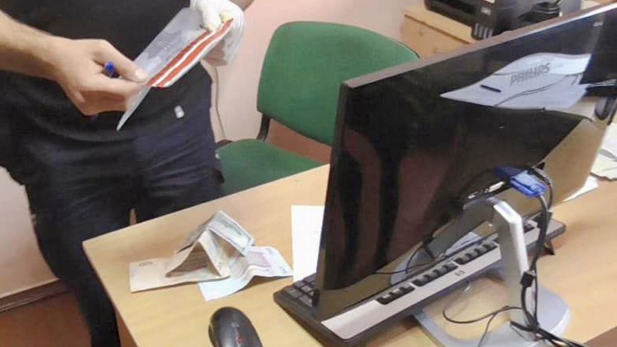 Прийшов у відділок і підсунув поліцейському хабар: мешканця Прикарпаття судитимуть 1