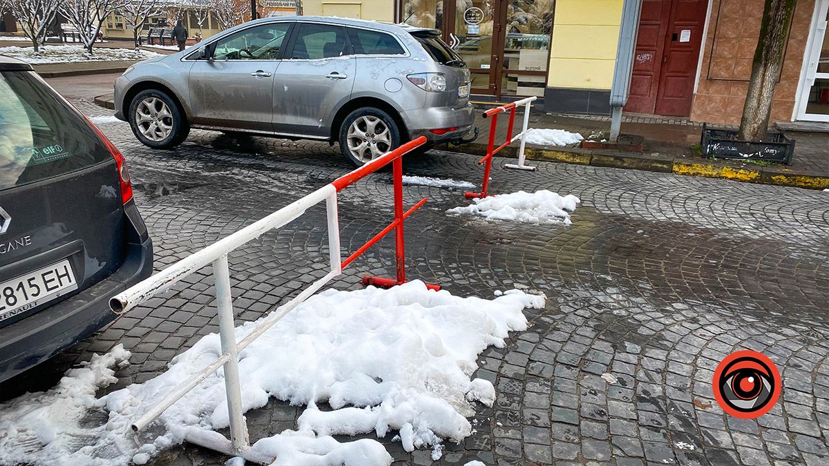 Через загорожі в Коломиї пошкодили австрійську бруківку