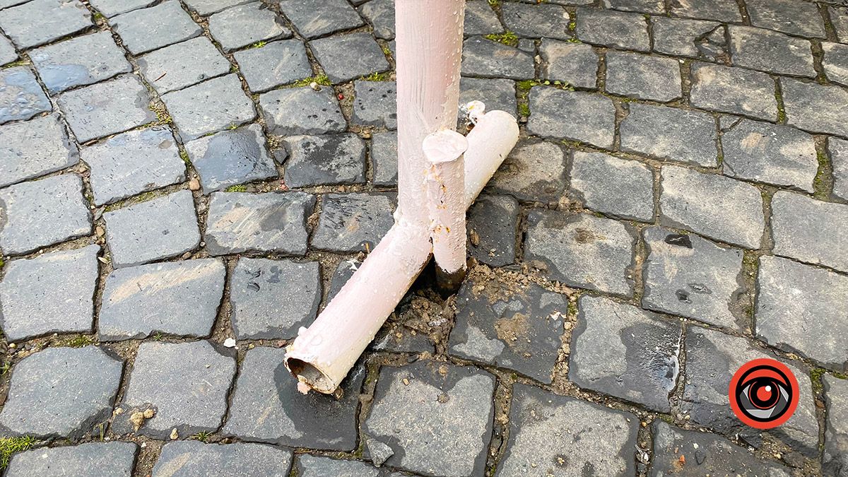 Через загорожі в Коломиї пошкодили австрійську бруківку 3