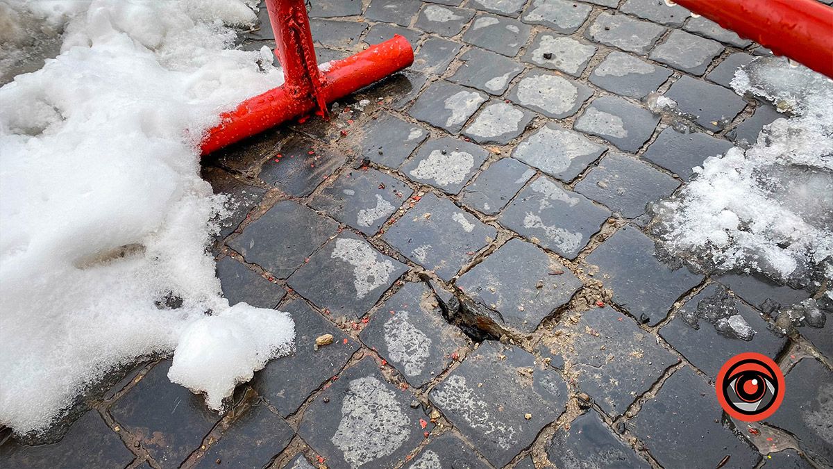 Через загорожі в Коломиї пошкодили австрійську бруківку 4