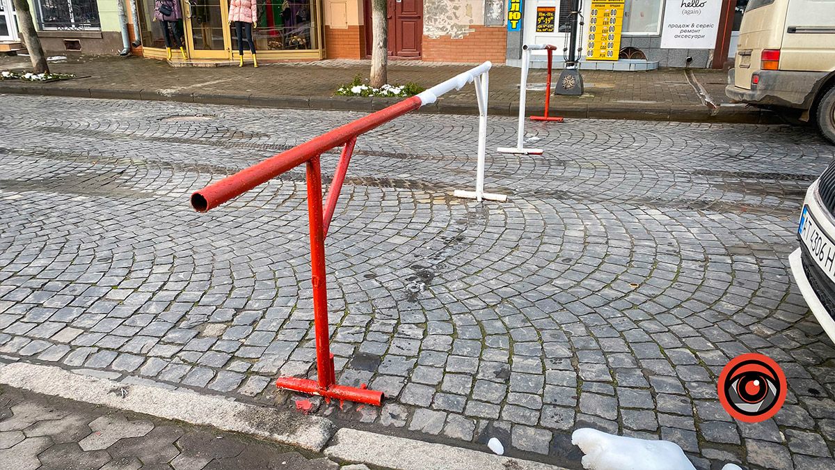 Через загорожі в Коломиї пошкодили австрійську бруківку 5