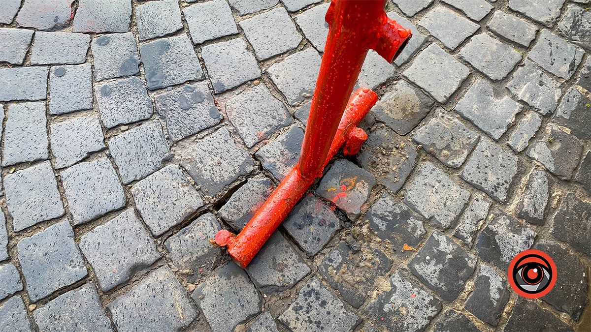 Через загорожі в Коломиї пошкодили австрійську бруківку 9