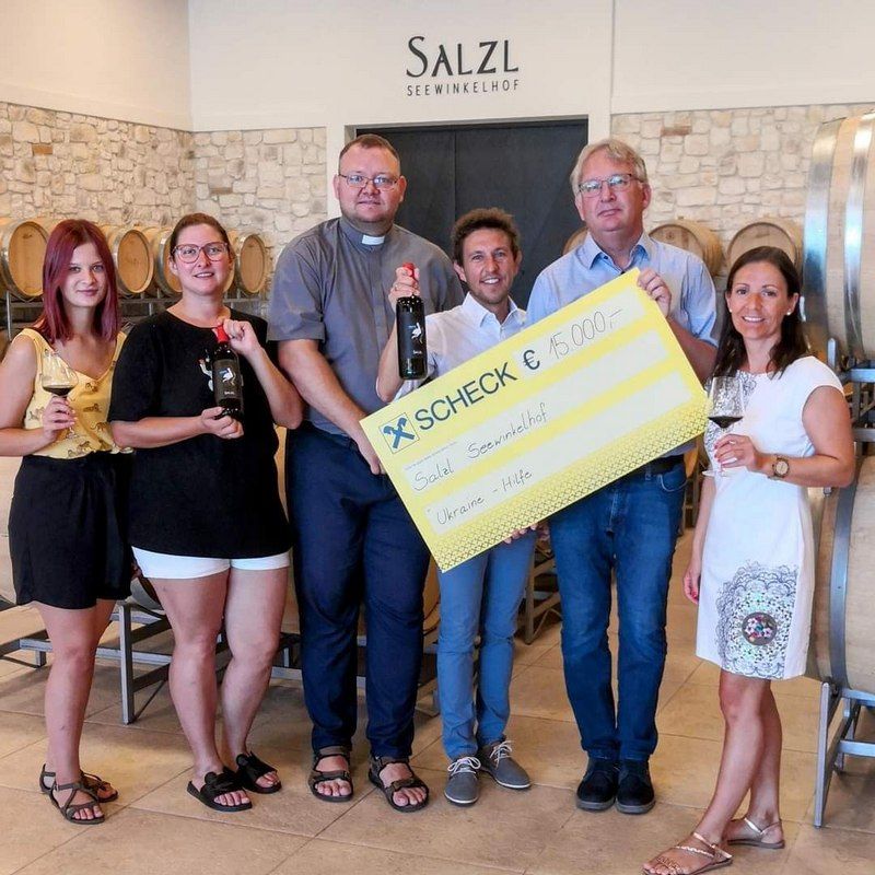 Коломийські переселенці отримали допомогу завдяки спеціальній серії вина із зображенням українського журавля 3