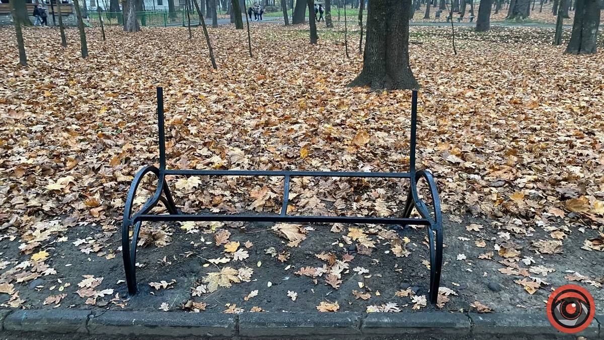 Як виглядають відреставровані лавочки у міському парку Коломиї 1