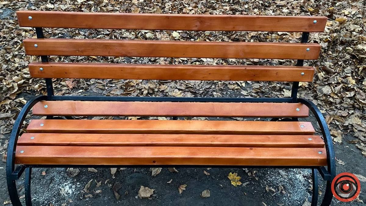 Як виглядають відреставровані лавочки у міському парку Коломиї 4