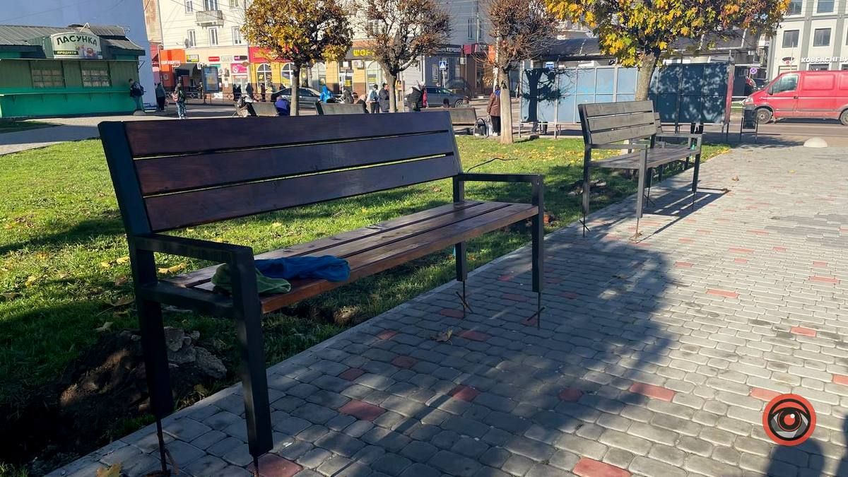 8 нових лавочок встановлюють біля Коломийського ліцею №1 1