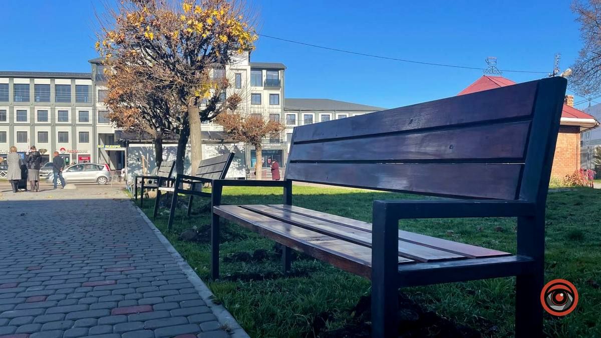 8 нових лавочок встановлюють біля Коломийського ліцею №1 3