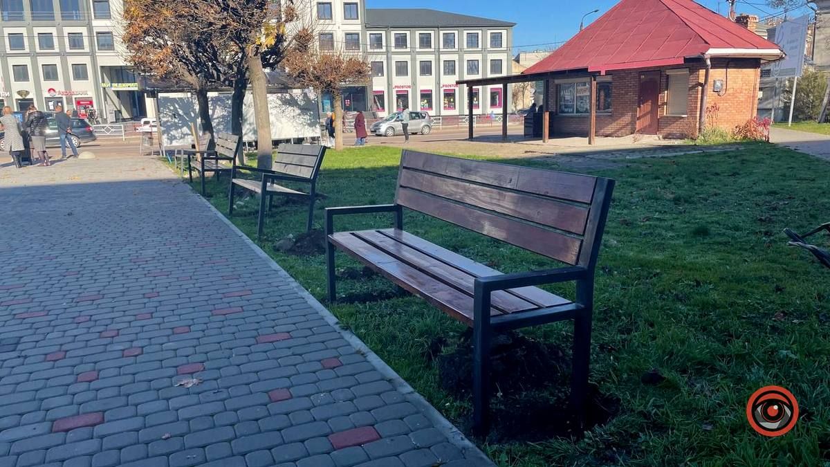 8 нових лавочок встановлюють біля Коломийського ліцею №1 2