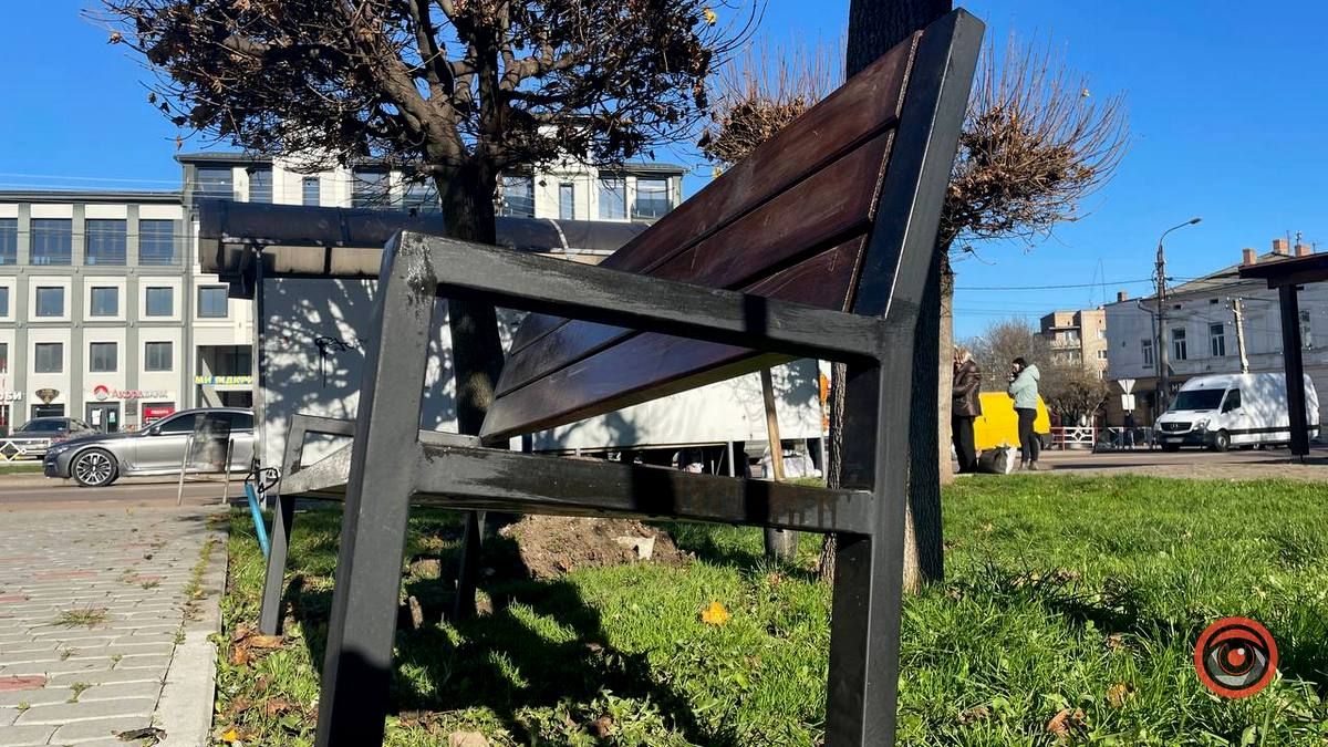 8 нових лавочок встановлюють біля Коломийського ліцею №1 5