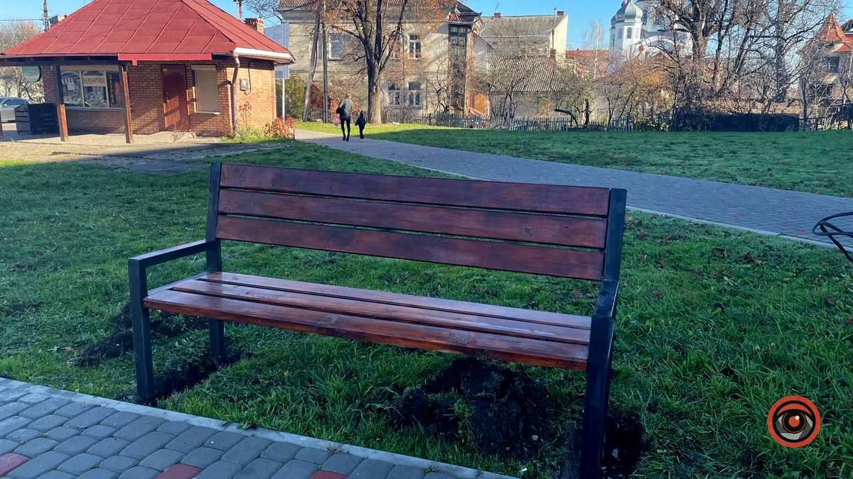 8 нових лавочок встановлюють біля Коломийського ліцею №1 4