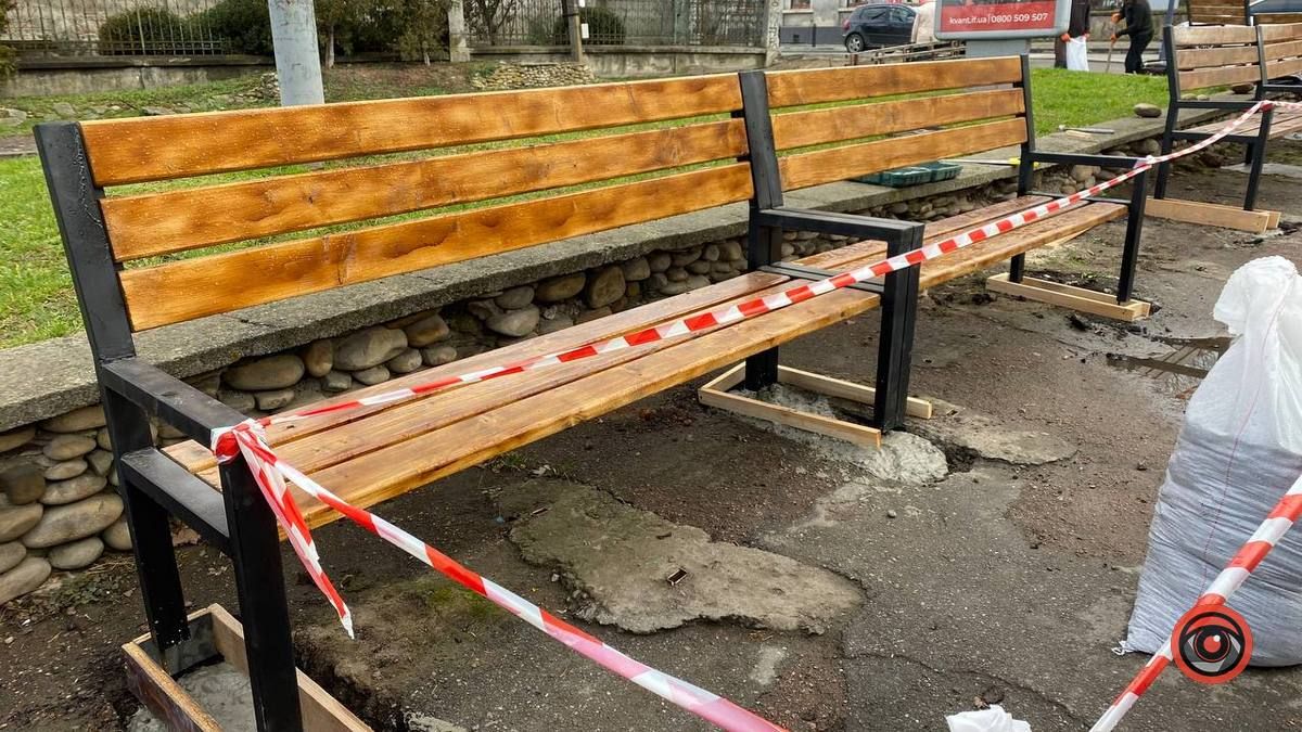 На зупинці біля Михайлівського собору облаштовують нові лавочки 6