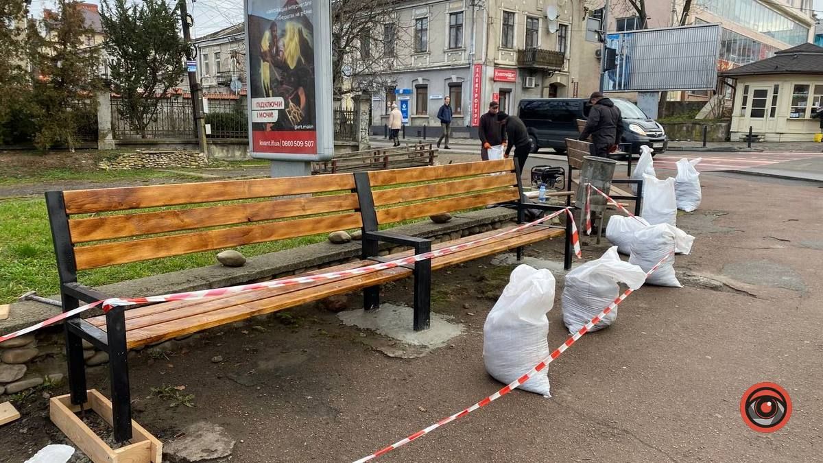 На зупинці біля Михайлівського собору облаштовують нові лавочки 3