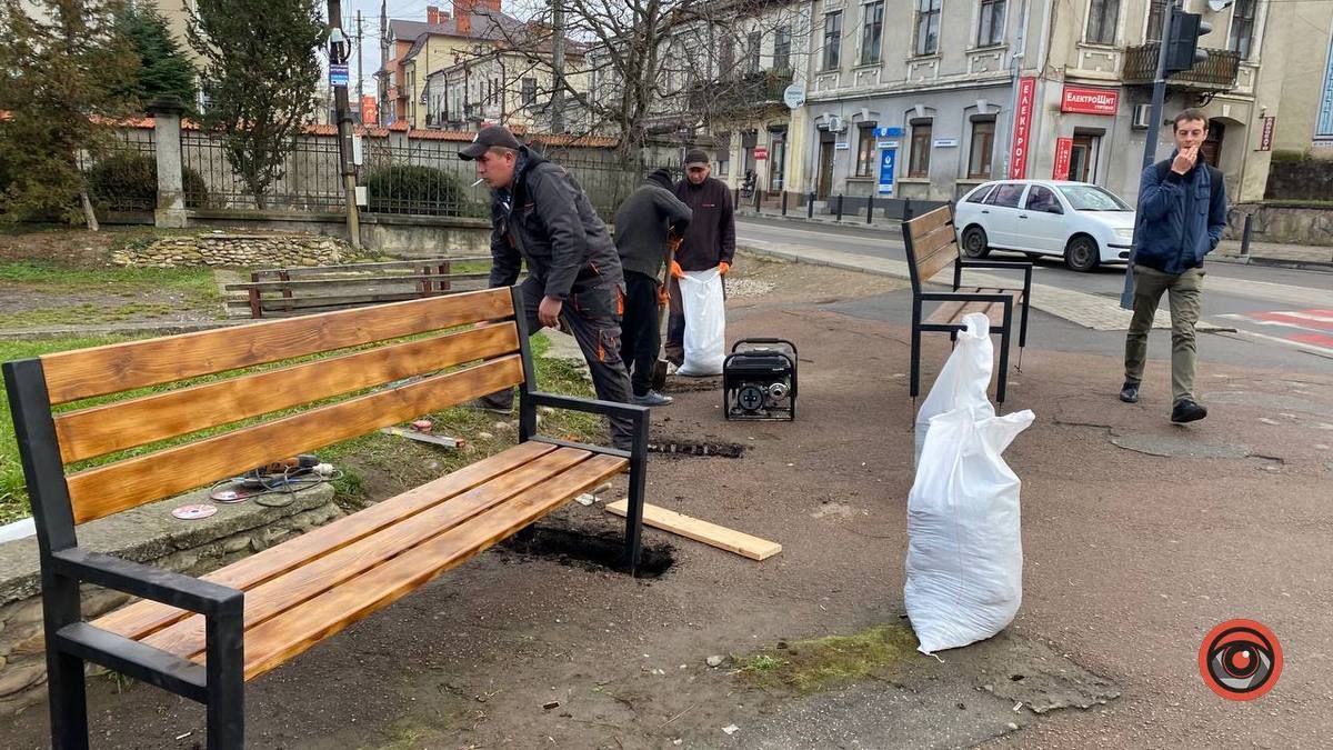 На зупинці біля Михайлівського собору облаштовують нові лавочки 4