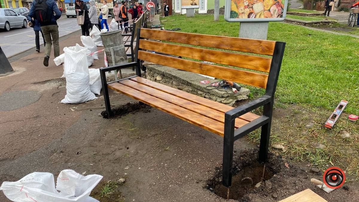На зупинці біля Михайлівського собору облаштовують нові лавочки 5