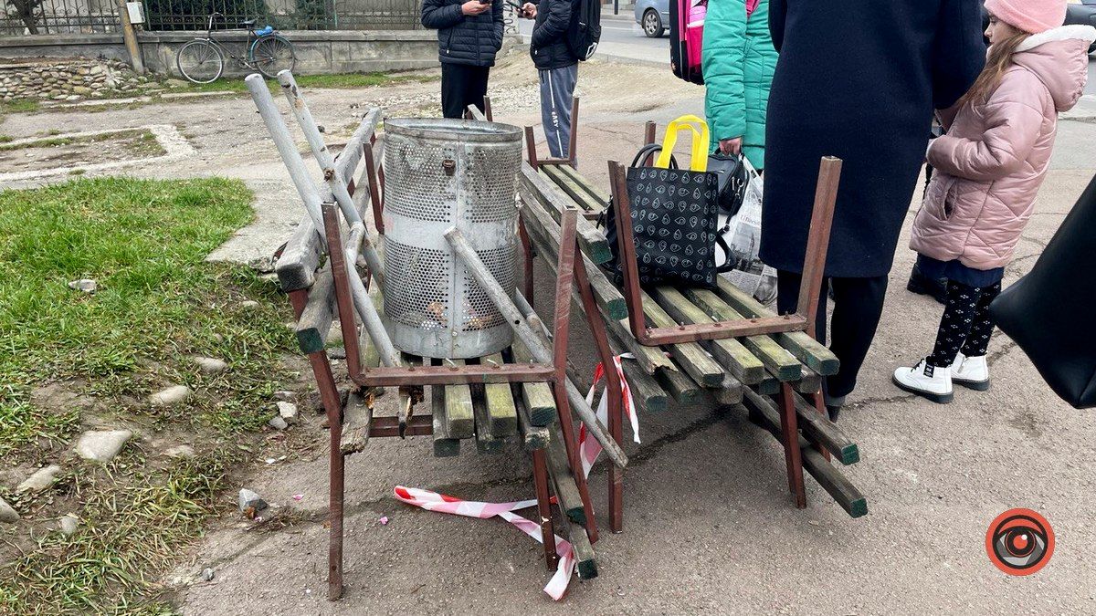 На зупинці біля Михайлівського собору облаштовують нові лавочки 1