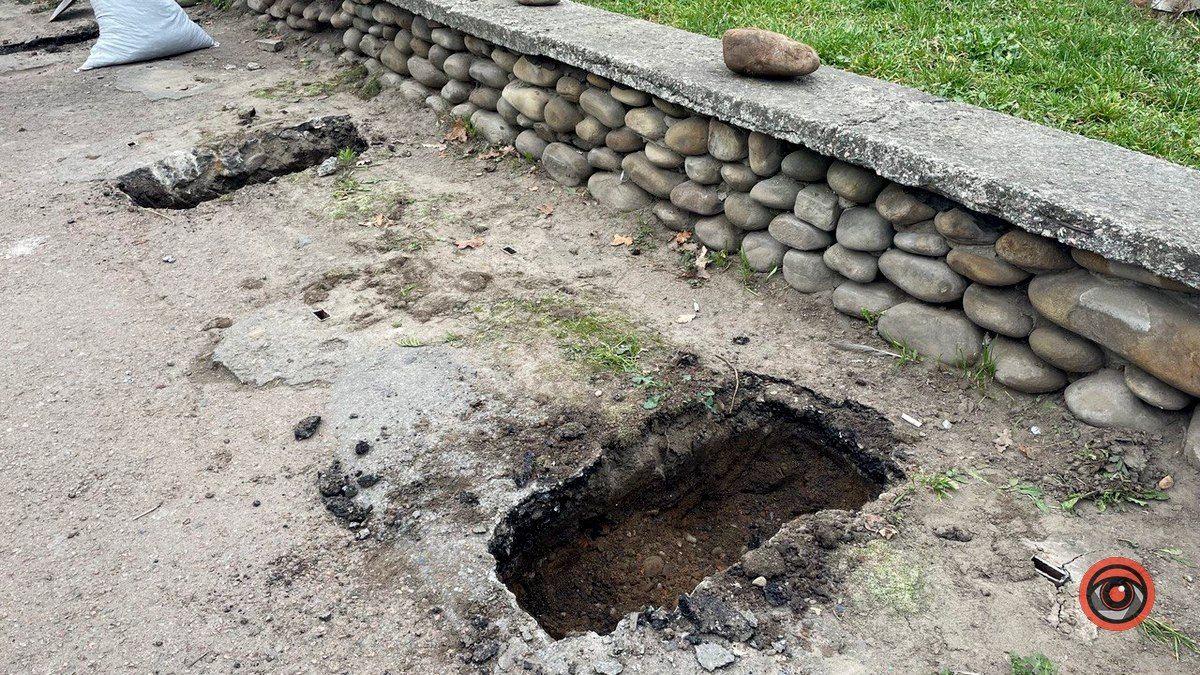 На зупинці біля Михайлівського собору облаштовують нові лавочки 2