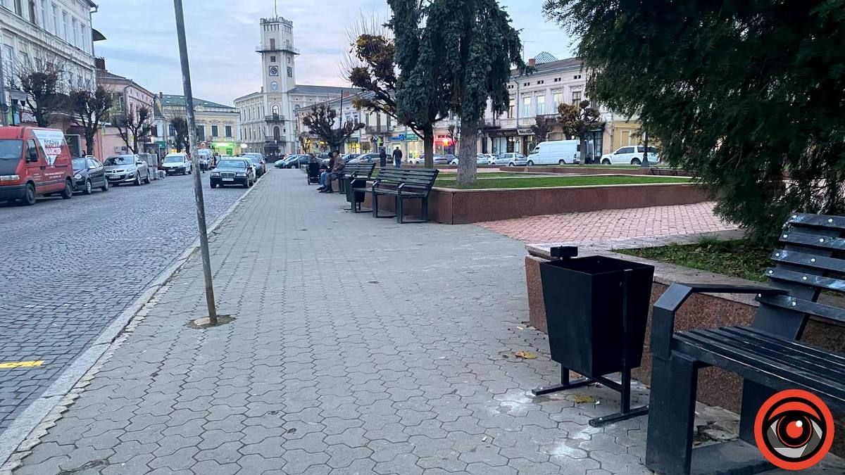 На головній площі Коломиї встановили урни для сміття 5