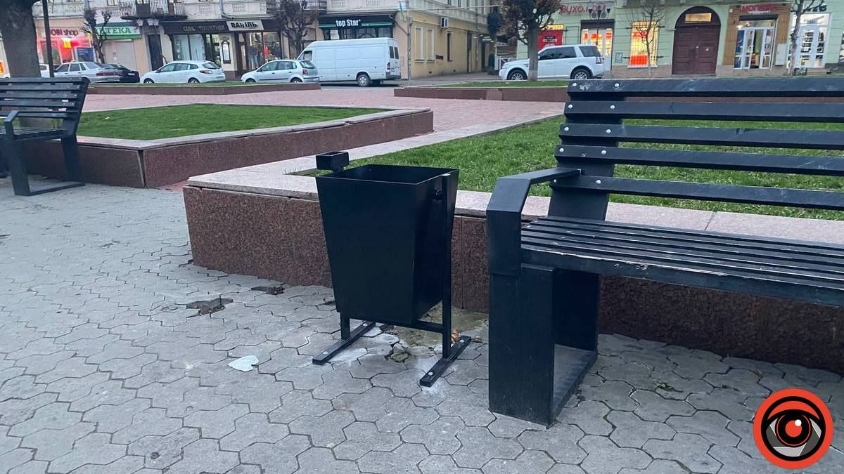 На головній площі Коломиї встановили урни для сміття 4