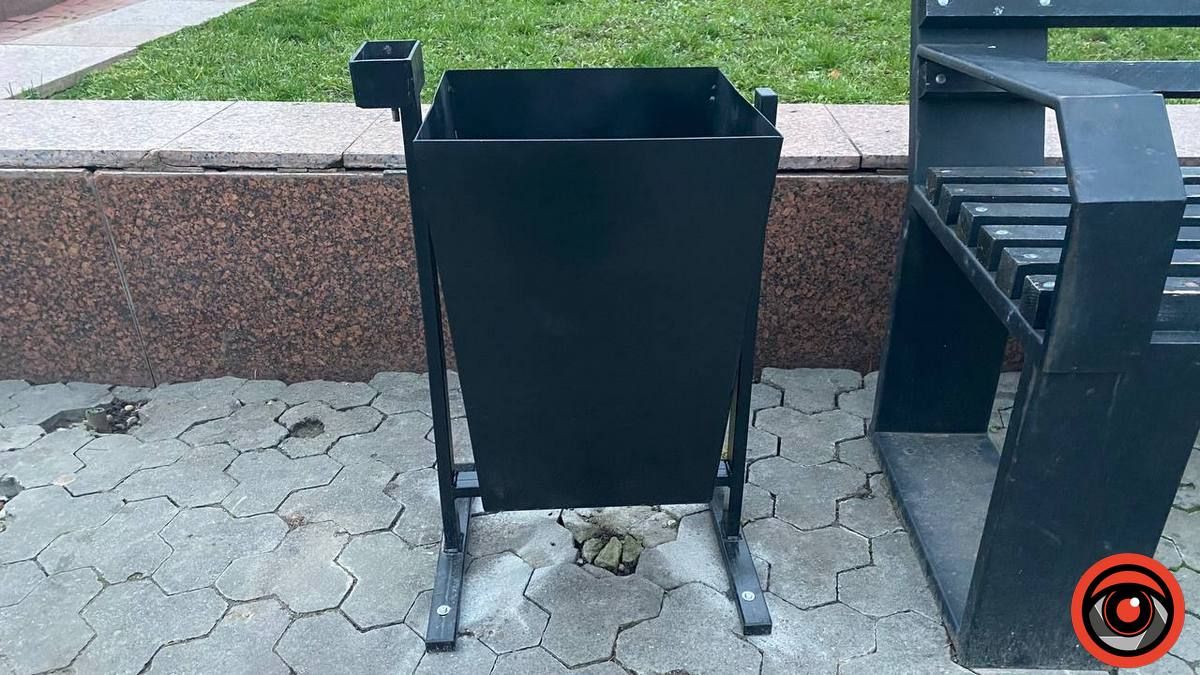 На головній площі Коломиї встановили урни для сміття 3