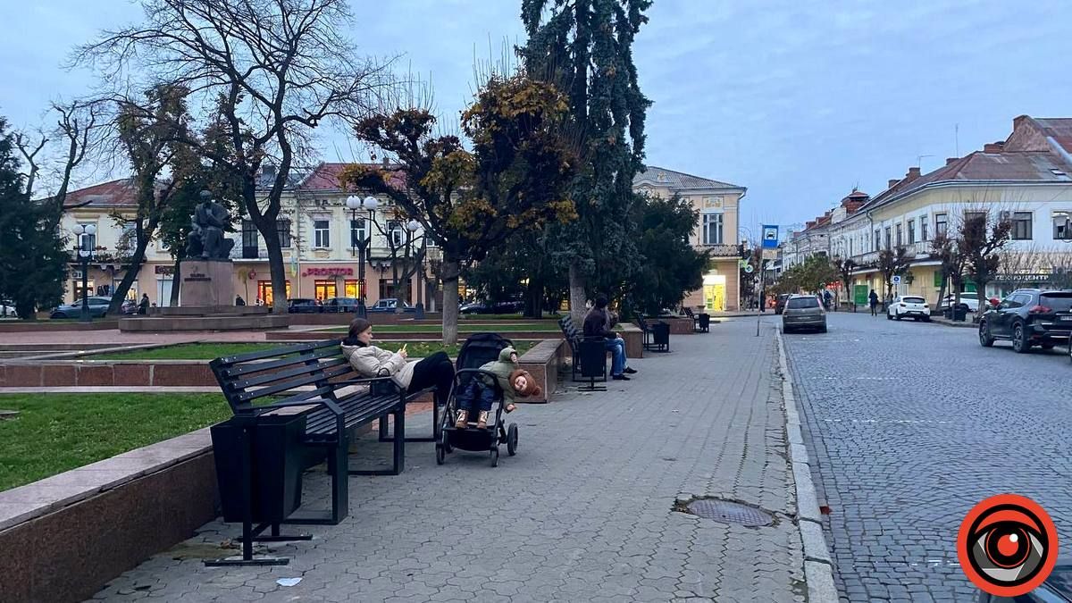На головній площі Коломиї встановили урни для сміття 2