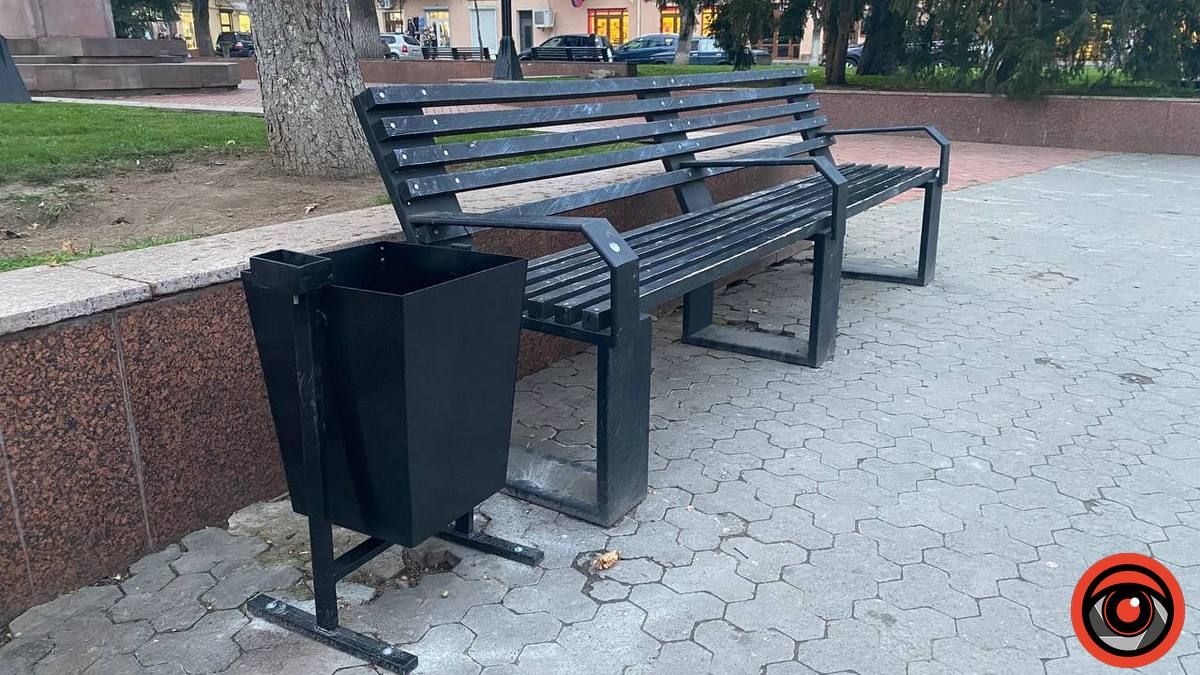 На головній площі Коломиї встановили урни для сміття 1