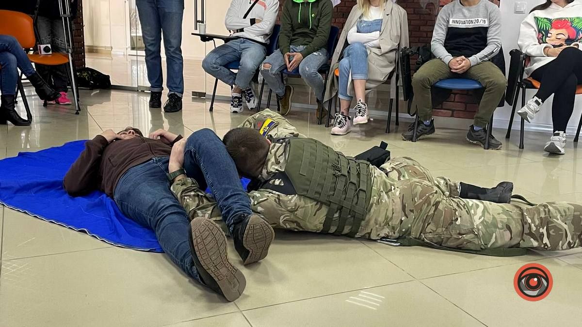 Як надати першу домедичну допомогу? | коломияни здобували практичні навички 13