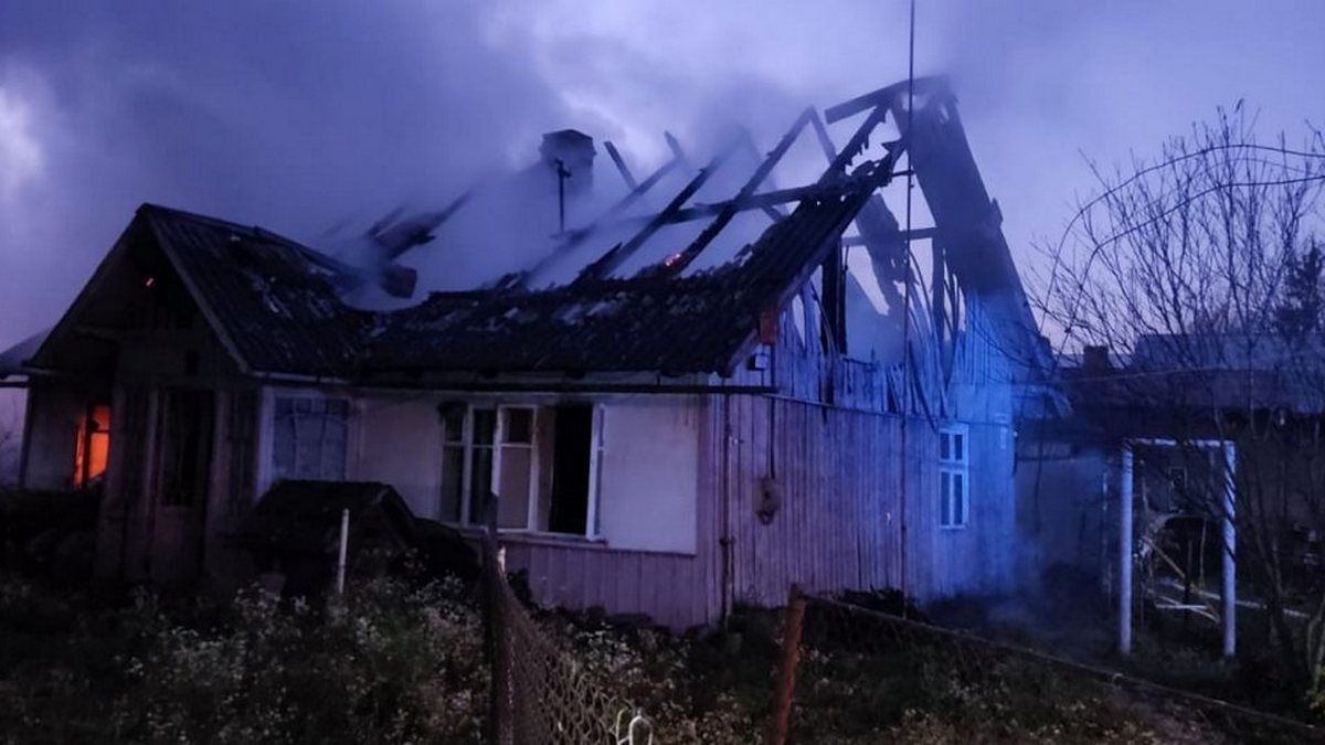 Вдосвіта у Коломиї горіла будівля