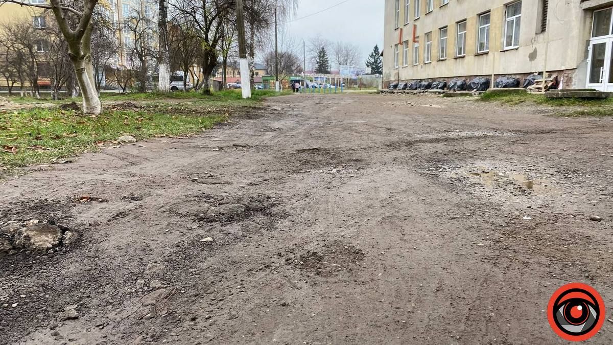 Біг з перепонами: майданчик біля школи № 8 в Коломиї потребує ремонту 16