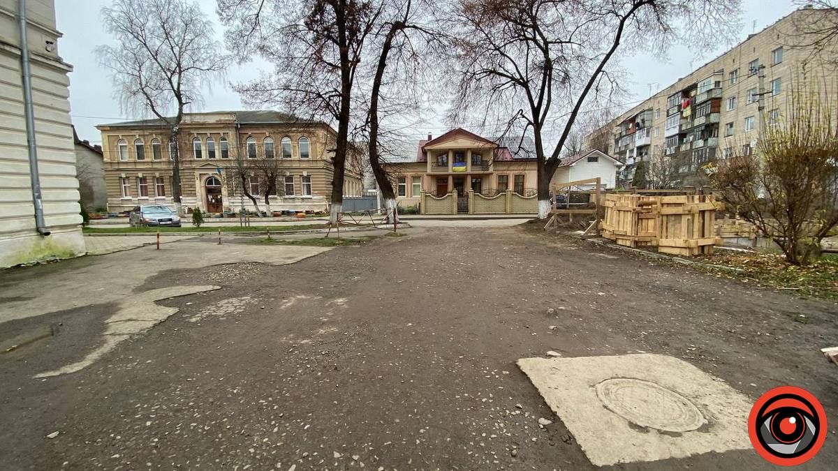 Біг з перепонами: майданчик біля школи № 8 в Коломиї потребує ремонту 11