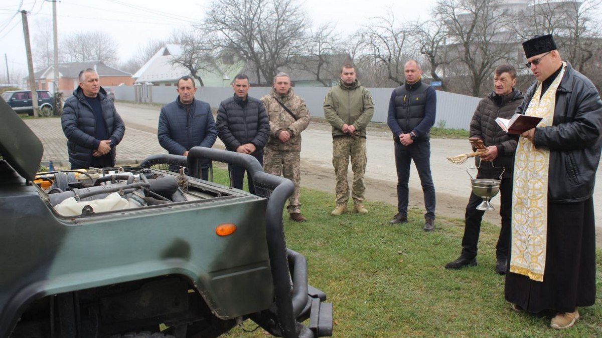 У Печеніжині освятили авто для ЗСУ